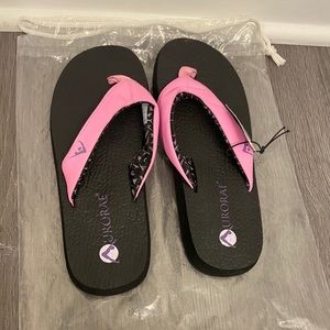 NWT Aurorae Women’s Size 7 yoga flip flops